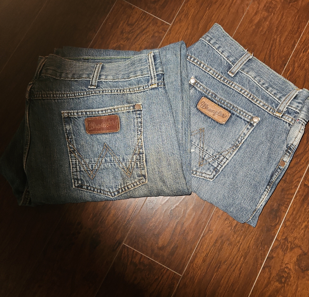 Wrangler Men's Classic Light Blue Jeans Pair
